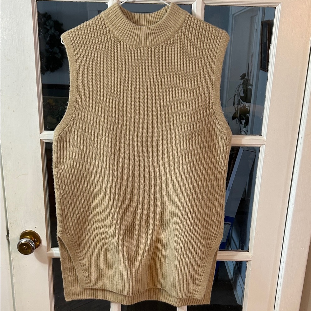 K22.    H&M Beige Knit Sweater Vest